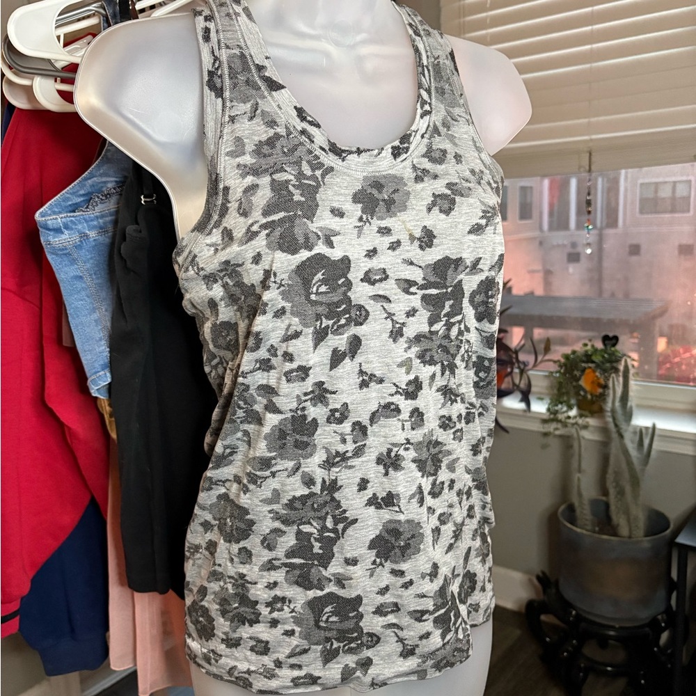 Elegant Floral Tank Top in Gray